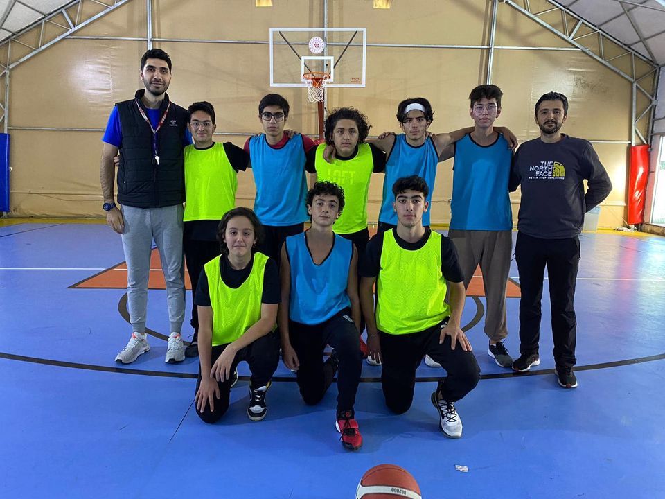 Bilgi koleji Cumhuriyet Kupası 3x3 Basketbol Turnuvamız öğrencilerimizin yoğun ilgi ve katılımıyla gerçekleştirildi.