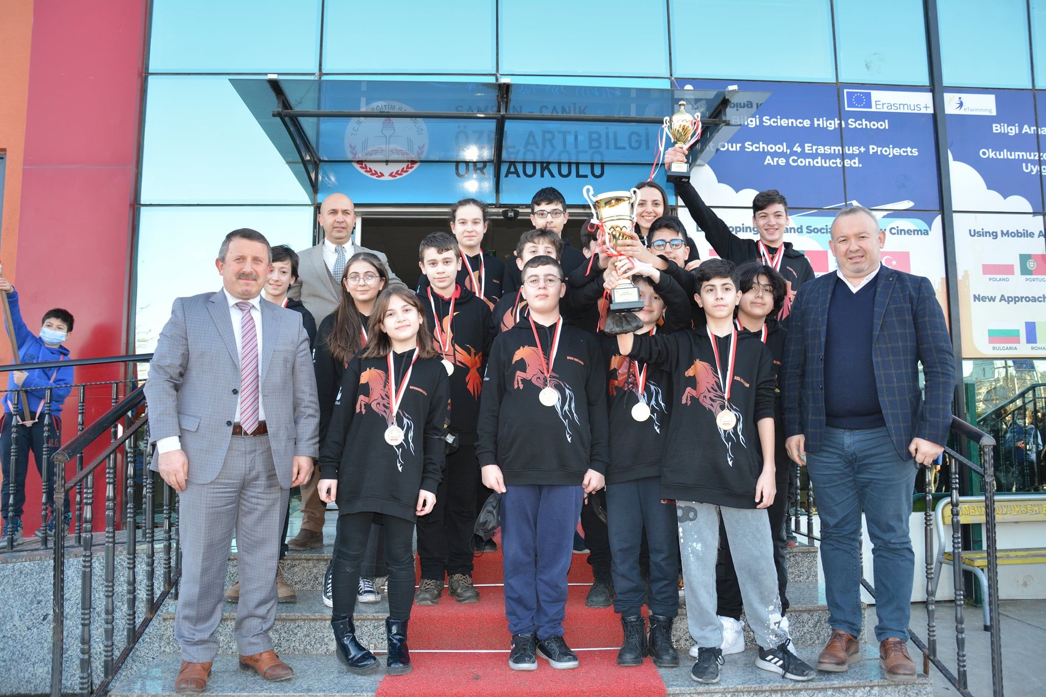 Samsun Bilgi Okulları Robotik Takımları büyük bir başarıya imza atarak İstanbul VEX IQ Turnuvasından Ödüllerle döndüler