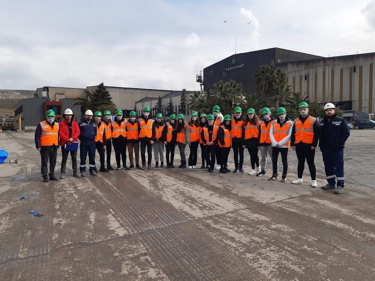 Okulumuz 11 Eşit Ağırlık öğrencileri ile Madenler ve Enerji Kaynakları ünitesi ile ilgili olarak Yeşilyurt Demir Çelik Fabrikasını gezdik.